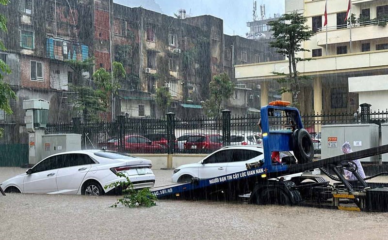 Rescue a flooded car on 25/4 Street, Hong Gai Ward, Quang Ninh Province. Photo: Doan Hung