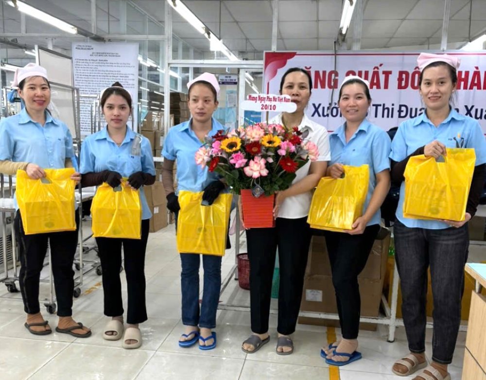 Cong doan co so tang hoa cho moi xuong, bo phan. Anh: Pham Duy
