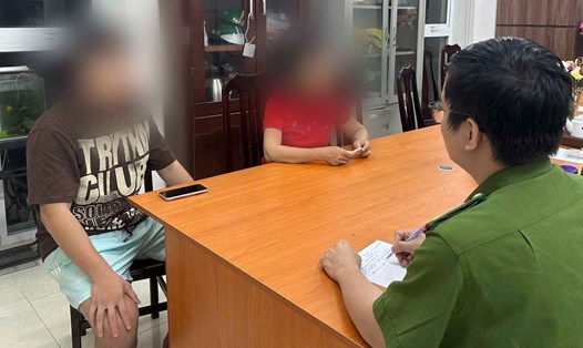 Công an xã Đại Thanh đã tuyên truyền, giải thích cho cháu N và gia đình về thủ đoạn lừa đảo. Ảnh: Công an Hà Nội