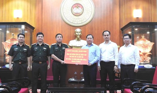 Thừa ủy quyền của Quân ủy Trung ương, Bộ Quốc phòng, Thượng tướng Trương Thiên Tô trao số tiền 10 tỉ đồng hỗ trợ đồng bào bị thiệt hại bão lũ. Ảnh: MTTQVN