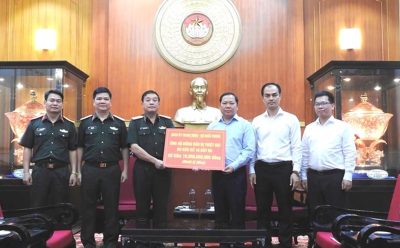 Authorized by the Central Military Commission and the Ministry of National Defense, Senior Lieutenant General Truong Thien To presented 10 billion VND to support people affected by storms and floods. Photo: Vietnam Fatherland Front