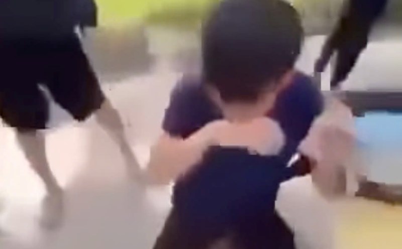 A 10th grade male student at Phu Minh High School (Hanoi) was kidnapped by another group of students and had his motorbike's license plate taken. Photo: Cut from clip