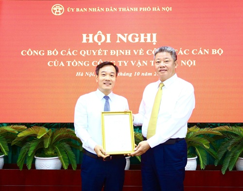 Appointed Mr. Nguyen Thuy - Deputy General Director of Transerco, to hold the position of Member of the Board of Members of Transerco. Photo: Huu Giang