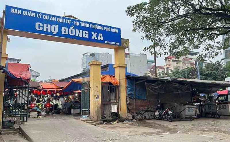 The garbage collection point is large, with an average of 4-5 garbage trucks per day. Photo: Thuy Hien.