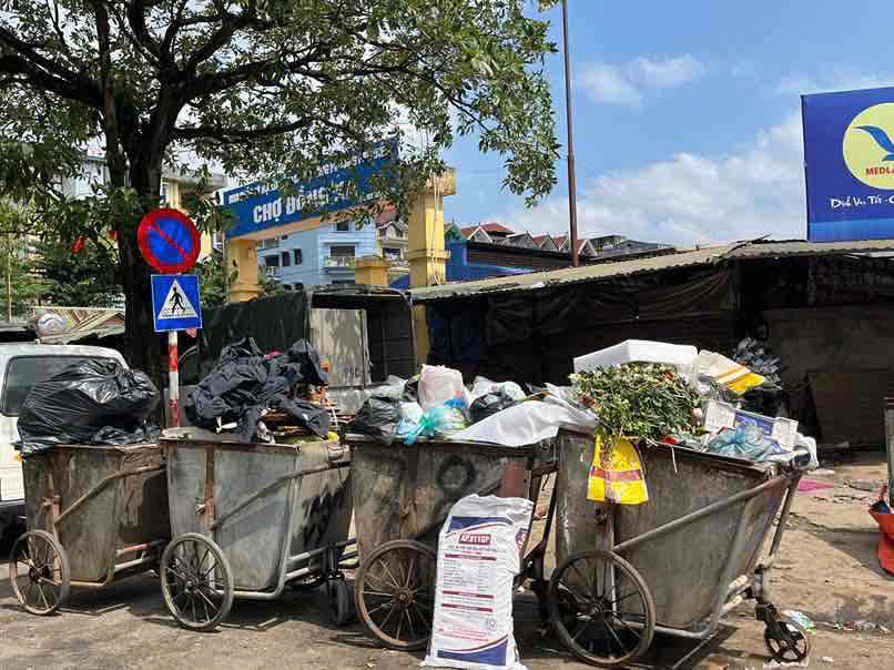 Diem tap ket rac lon, trung binh moi ngay tu 4 -5 xe cho rac day. Anh: Thuy Hien.