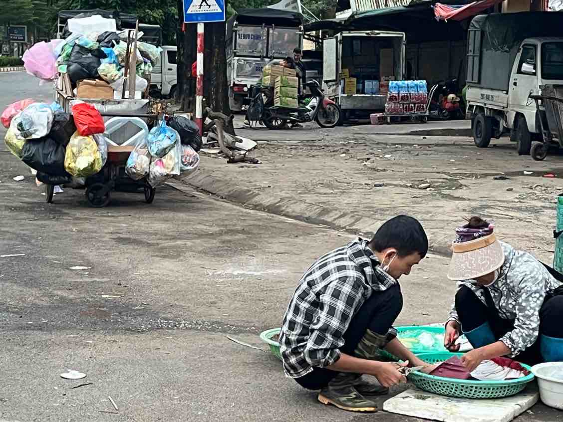 Khu vuc ban ca khong duoc dam bao ve sinh. Anh: Thuy Hien.