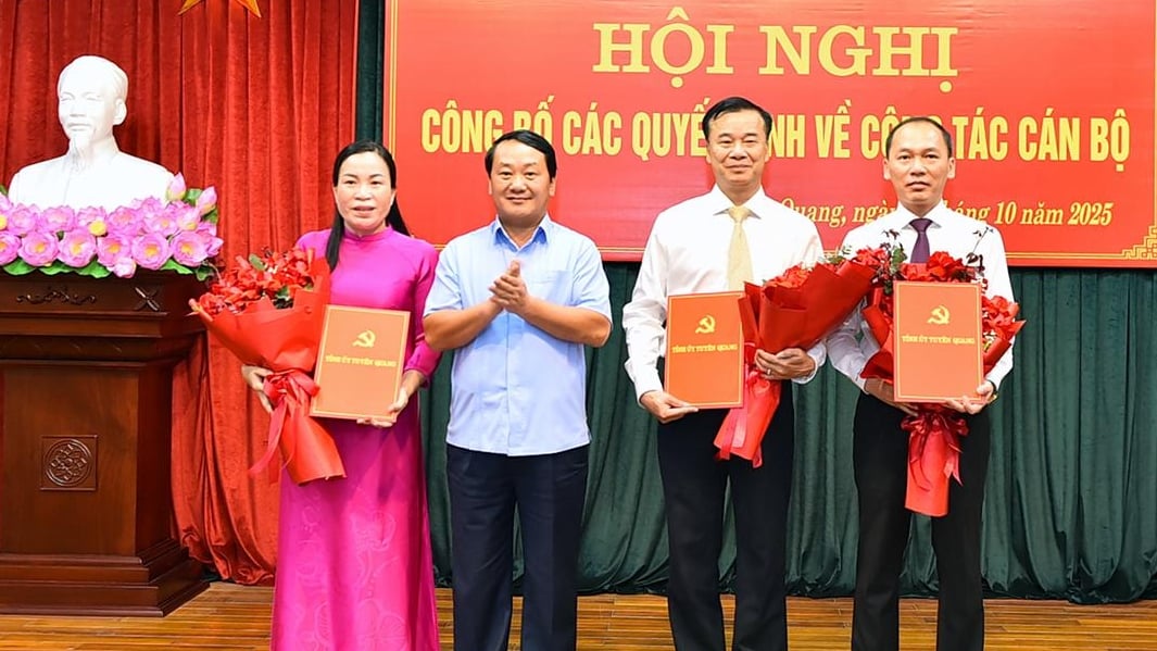 Tuyen Quang Provincial Party Secretary Hau A Lenh presented the decision and presented flowers to the cadres who were transferred and appointed to new positions. Photo: Thanh Phuc