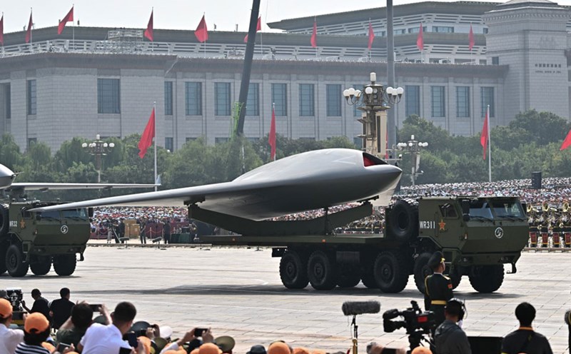 Otro tipo de UAV furtivo que se cree que es el CS-5000T aparecio en el desfile militar de China para conmemorar el 80 aniversario de la victoria nazi el 3 de septiembre de 2025. Foto: AFP