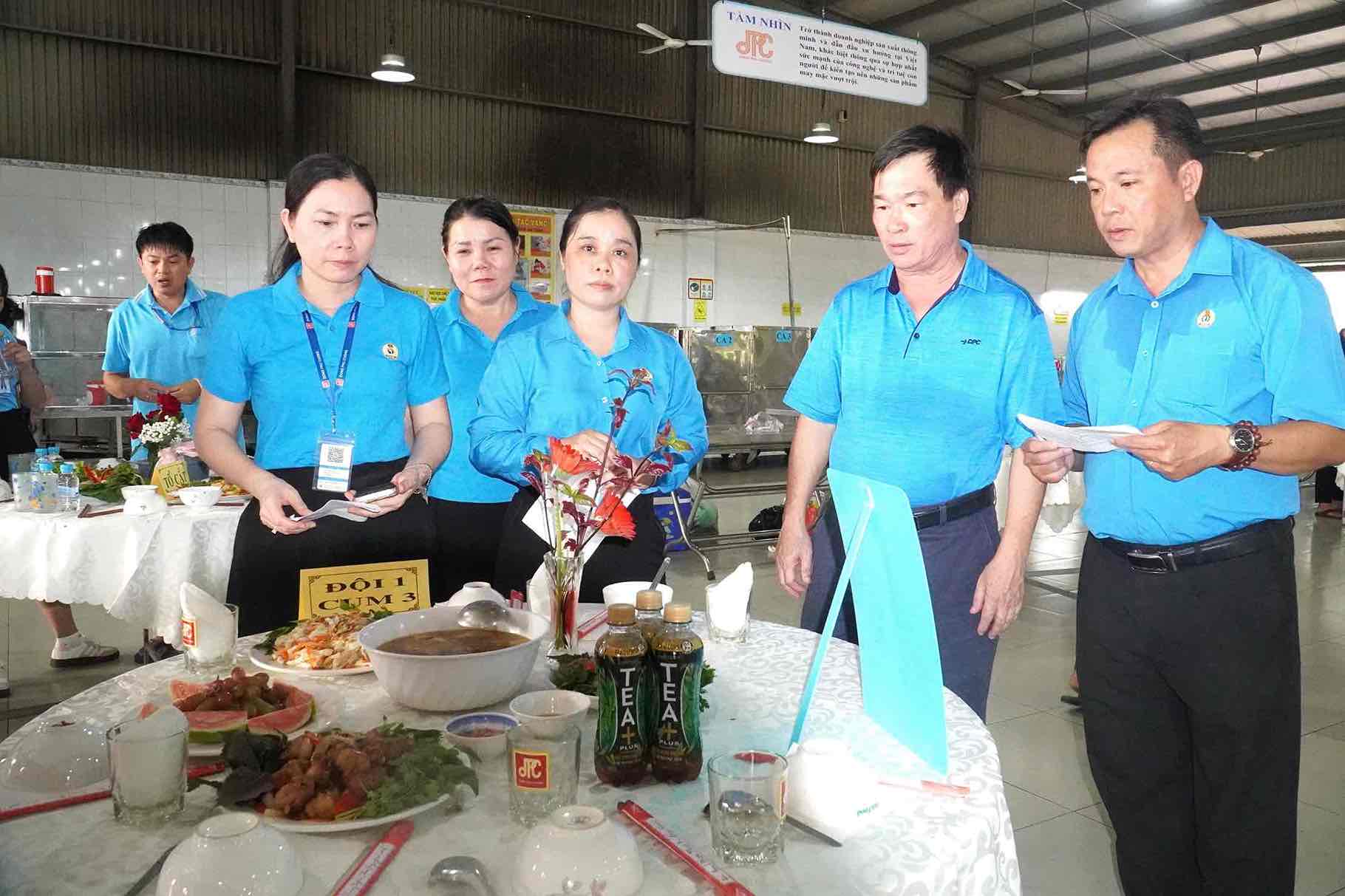Ban giam khao cham thi Hoi thi nau an. Anh: HAC