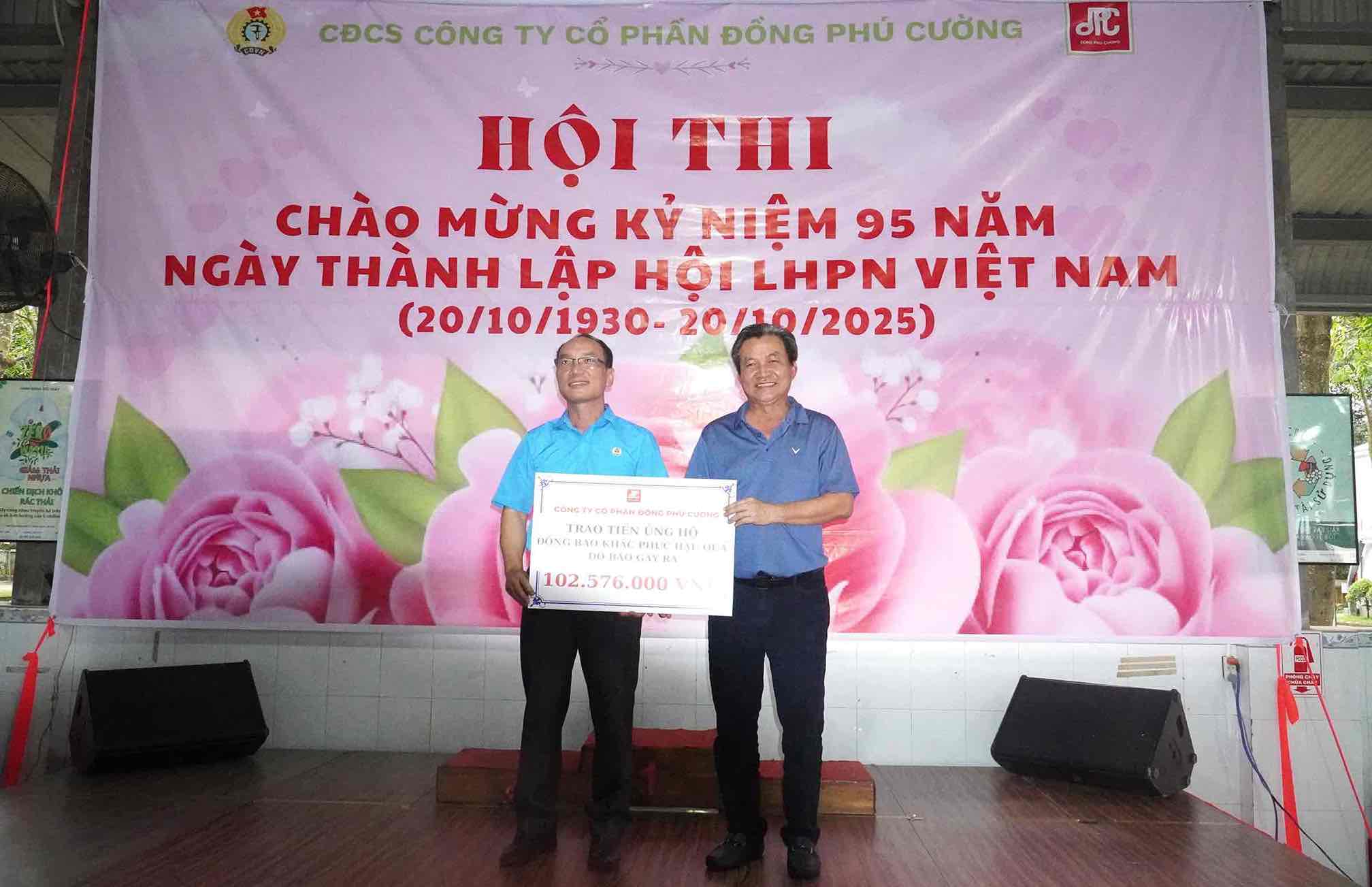 Dai dien cong ty trao bieu trung so tien hon 100 trieu dong cho lanh dao LDLD tinh Dong Nai. Anh: HAC