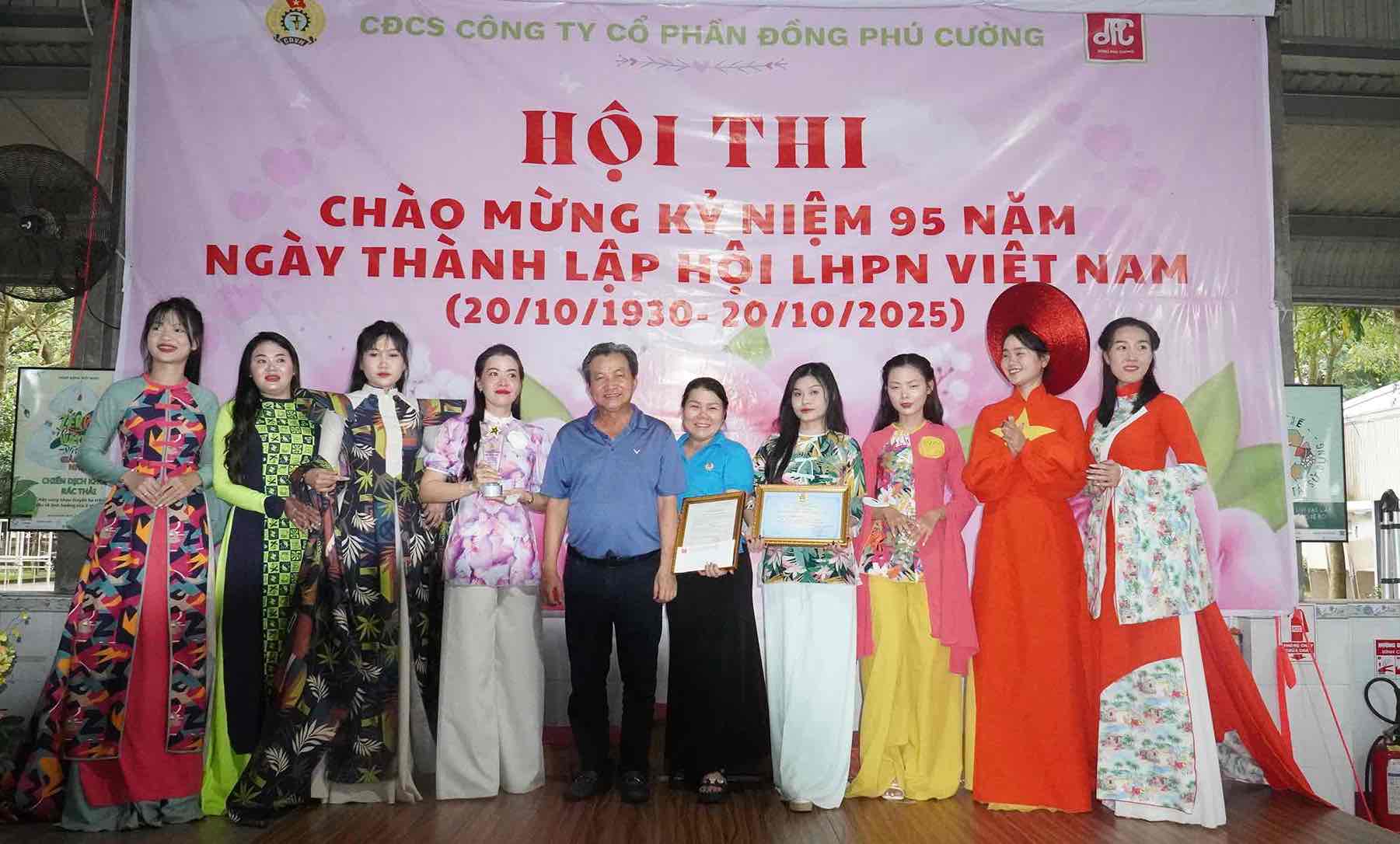  Khen thuong tap the nguoi lao dong cong ty dat thanh tich khi tham gia hoi thi “Ao dai - Ao ba ba nam 2025”. Anh: HAC