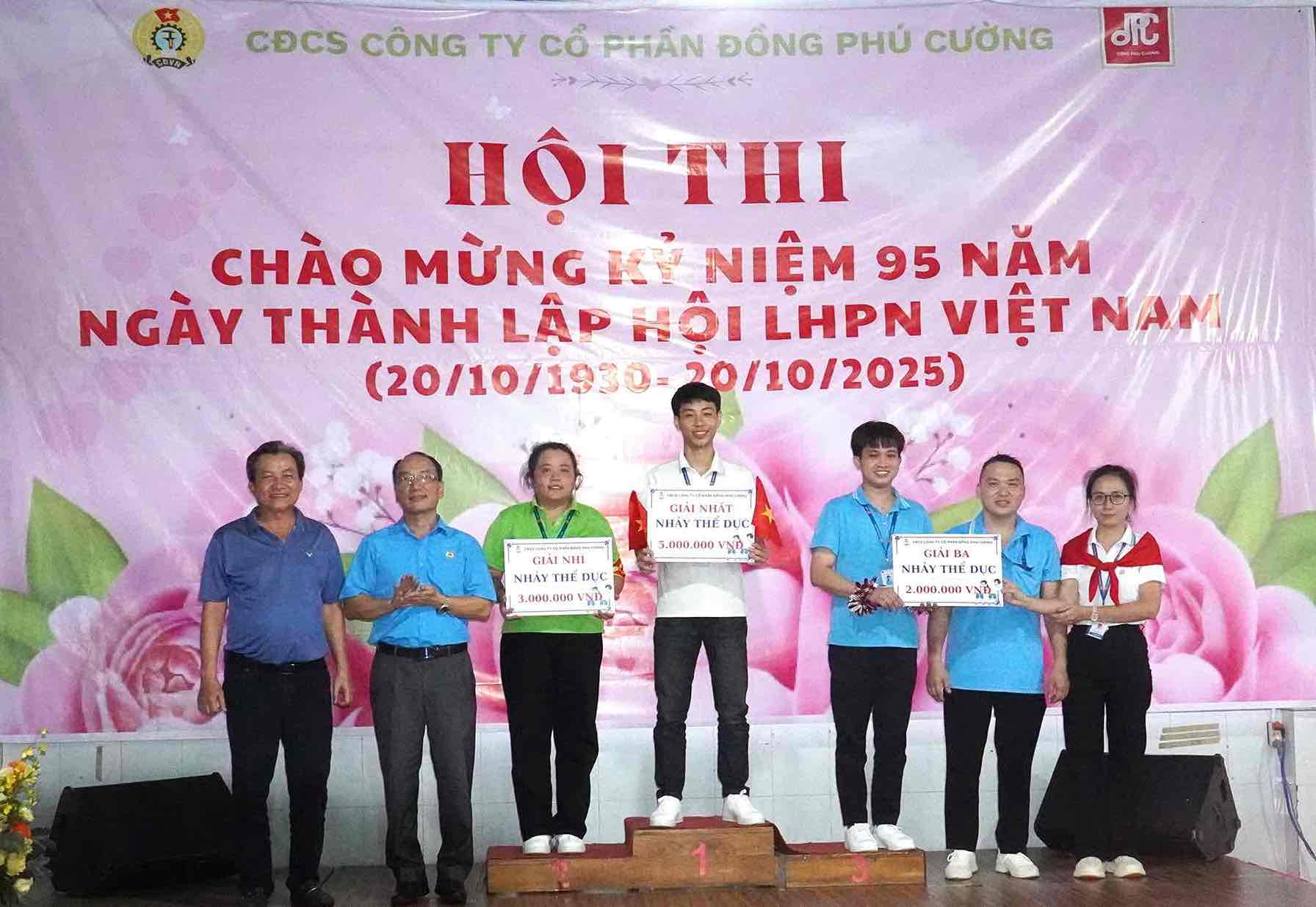 Representatives of the leaders of the Dong Nai Provincial Federation of Labor and the Board of Directors of the Company presented the physical dance award. Photo: HAC