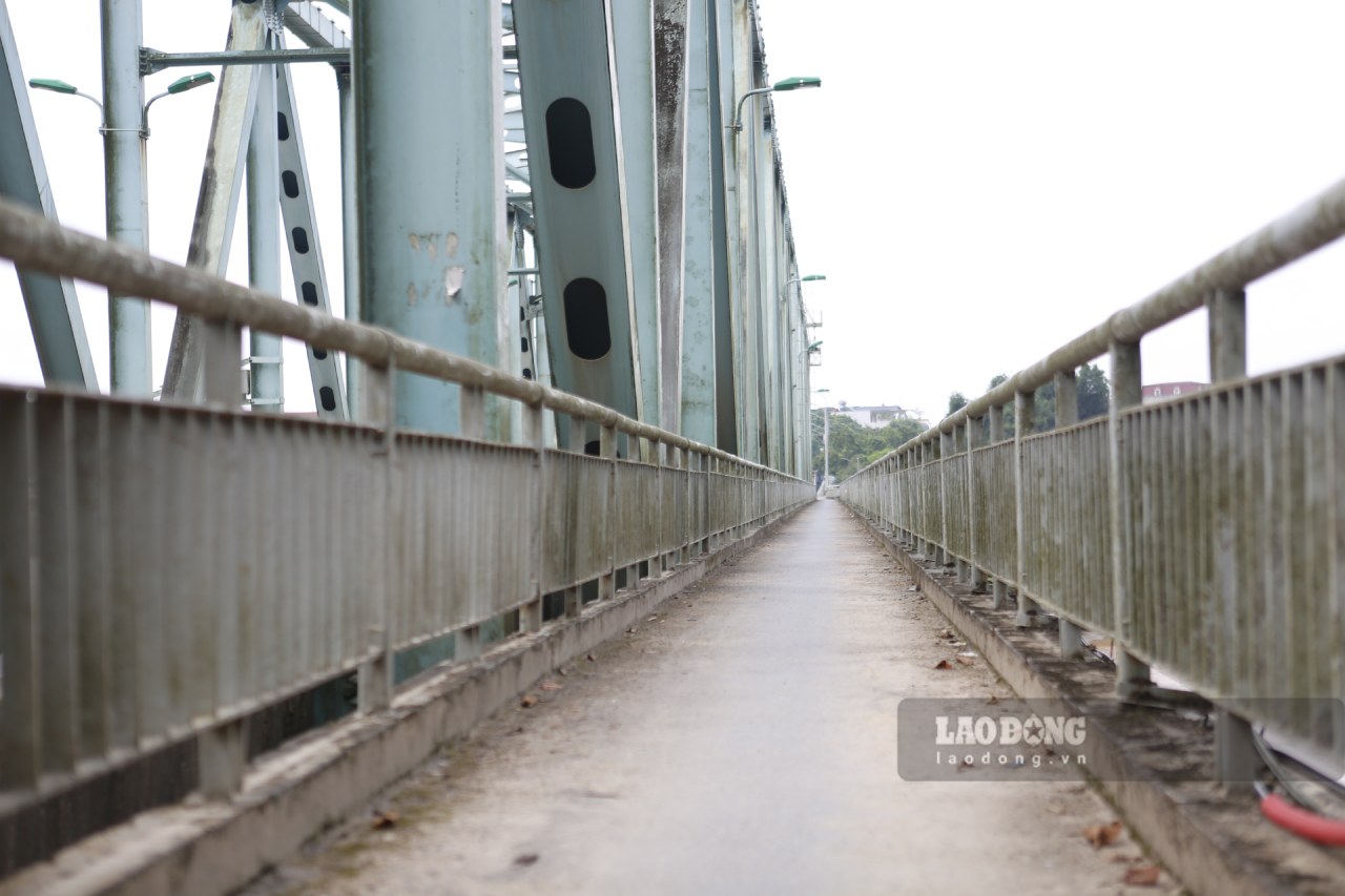 Viec pha do, xay cau moi khien nguoi dan tren dia ban nuoi tiec. Anh: Van Duc