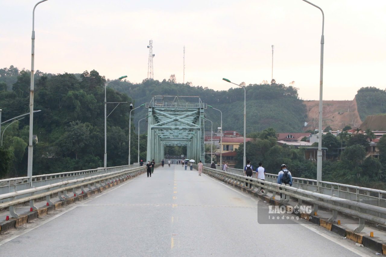 Nguoi dan mong ngong som co cau moi giup cho viec di lai thuan tien. Anh: Van Duc.