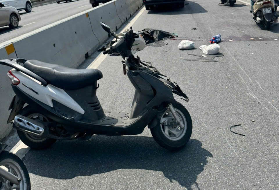 Hiện trường vụ tai nạn trên cầu Vĩnh Tuy (Hà Nội), sáng 20.10. Ảnh: Công an Hà Nội