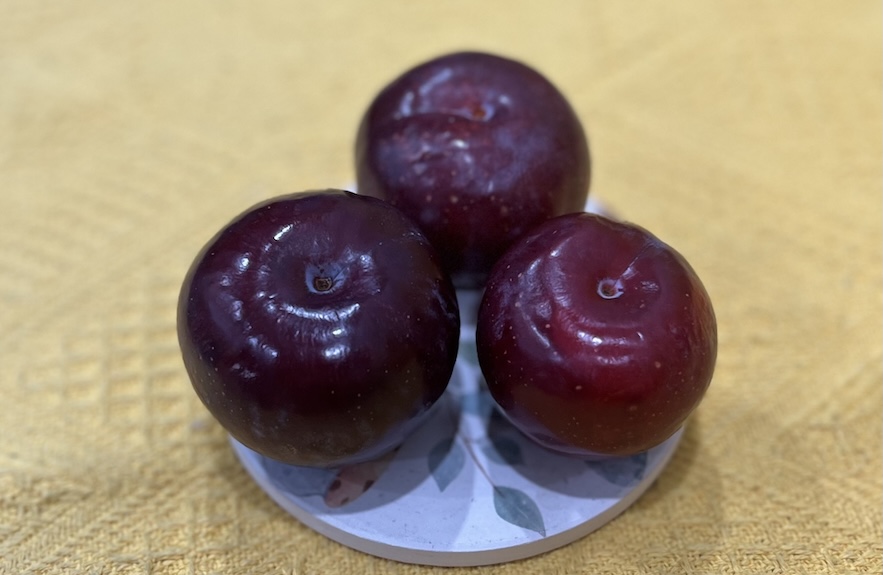 Plum is said to be able to naturally stabilize blood sugar. Photo: Kieu Vu