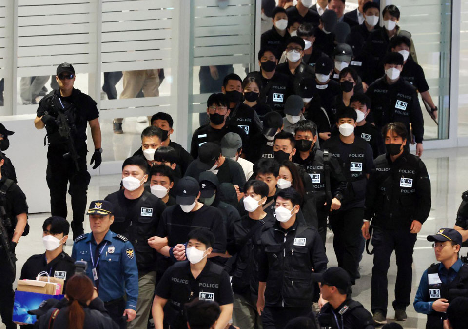 Police are escorting Koreans - detained by Cambodia for allegedly committing online fraud - back home when they arrive at Incheon International Airport, west of Seoul, on October 18, 2025. Photo: AFP