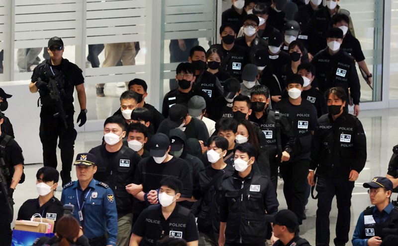 Police are escorting Koreans - detained by Cambodia for allegedly committing online fraud - back home when they arrive at Incheon International Airport, west of Seoul, on October 18, 2025. Photo: AFP
