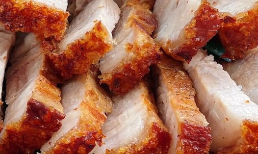 Khi quay, nướng, lượng mỡ trong thịt ba chỉ có thể chảy bớt ra ngoài, từ đó giảm bớt nguy cơ rối loạn mỡ máu. Ảnh: Kiểu  Vũ