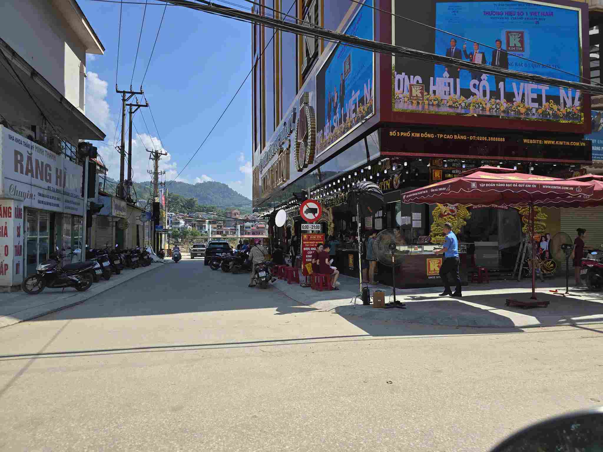 Vang duoc bay ban tren via he. Anh: Tan Van