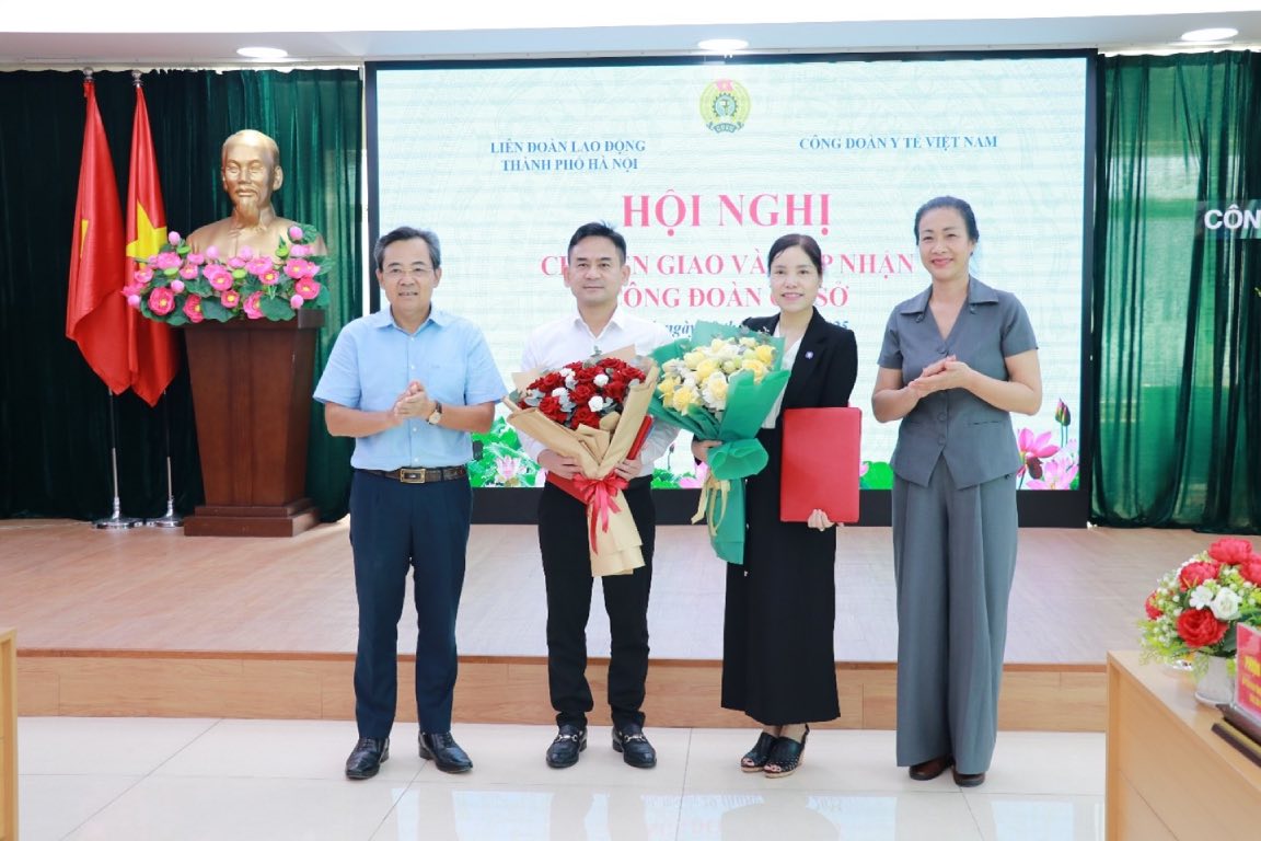 Ms. Pham Thanh Binh - President of the Vietnam Health Trade Union presented the decision to receive the grassroots trade union in July 2025. Photo: Le Thuong