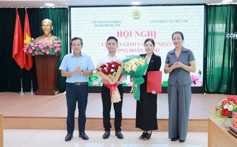 Ms. Pham Thanh Binh - President of the Vietnam Health Trade Union presented the decision to receive the grassroots trade union in July 2025. Photo: Le Thuong