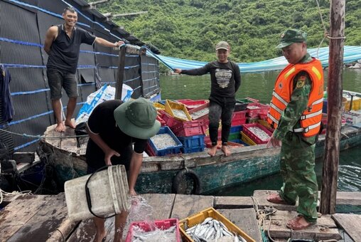 Dak Lak provincial authorities propagate fishermen to comply with preventive and control measures during the storm season to limit damage. Photo: Tuan Long