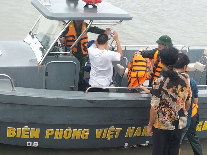 Cac y bac si Trung tam Y te Dac khu Van Don phoi hop voi luc luong bien phong cap cuu mot benh nhan tu tuyen dao ve dat lien. Anh: CDC Quang Ninh