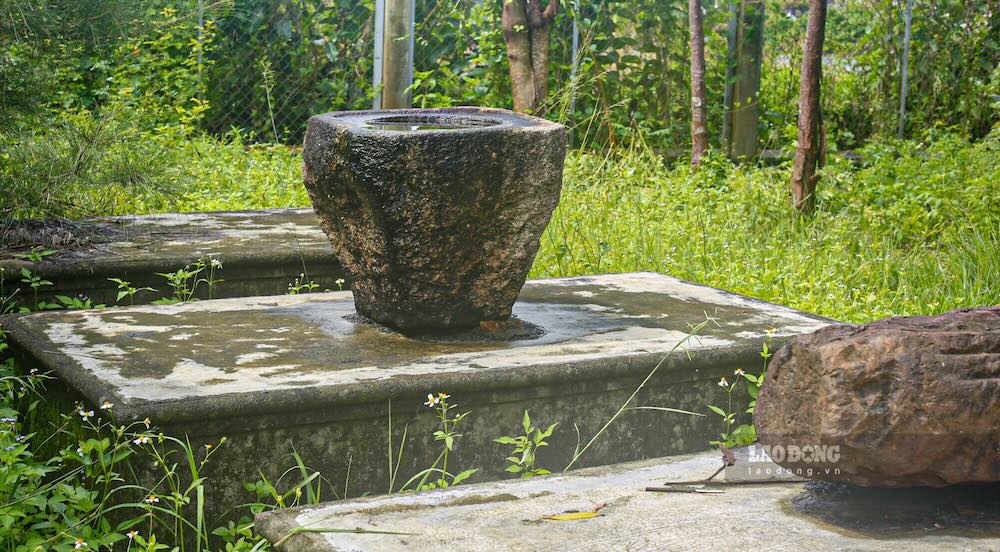 Ben trong, nhung co vat tung minh chung cho mot thoi ky lich su gan nhu bi “giam cam”. Ngoai san, chi con bon hien vat bang da duoc trung bay ngoai troi, phoi minh giua nang mua suot thoi gian qua.