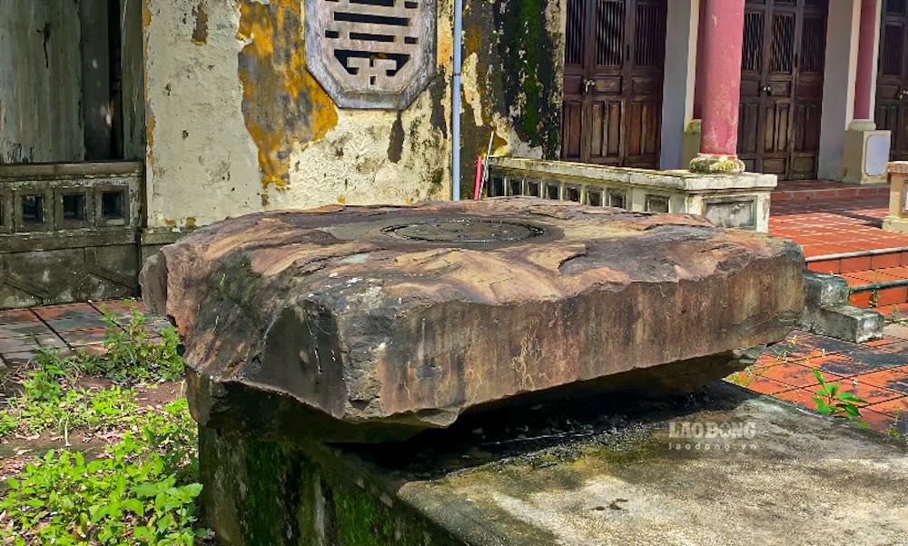 Theo lanh dao Phong Van hoa – Xa hoi phuong Hoa Chau, truoc day Nha trung bay thanh Hoa Chau do Trung tam Van hoa – Thong tin – The thao huyen Quang Dien (cu) quan ly. Tuy nhien, sau khi dia gioi hanh chinh sap nhap, viec ban giao cong trinh nay giua don vi quan ly cu va phuong Hoa Chau van chua hoan tat.