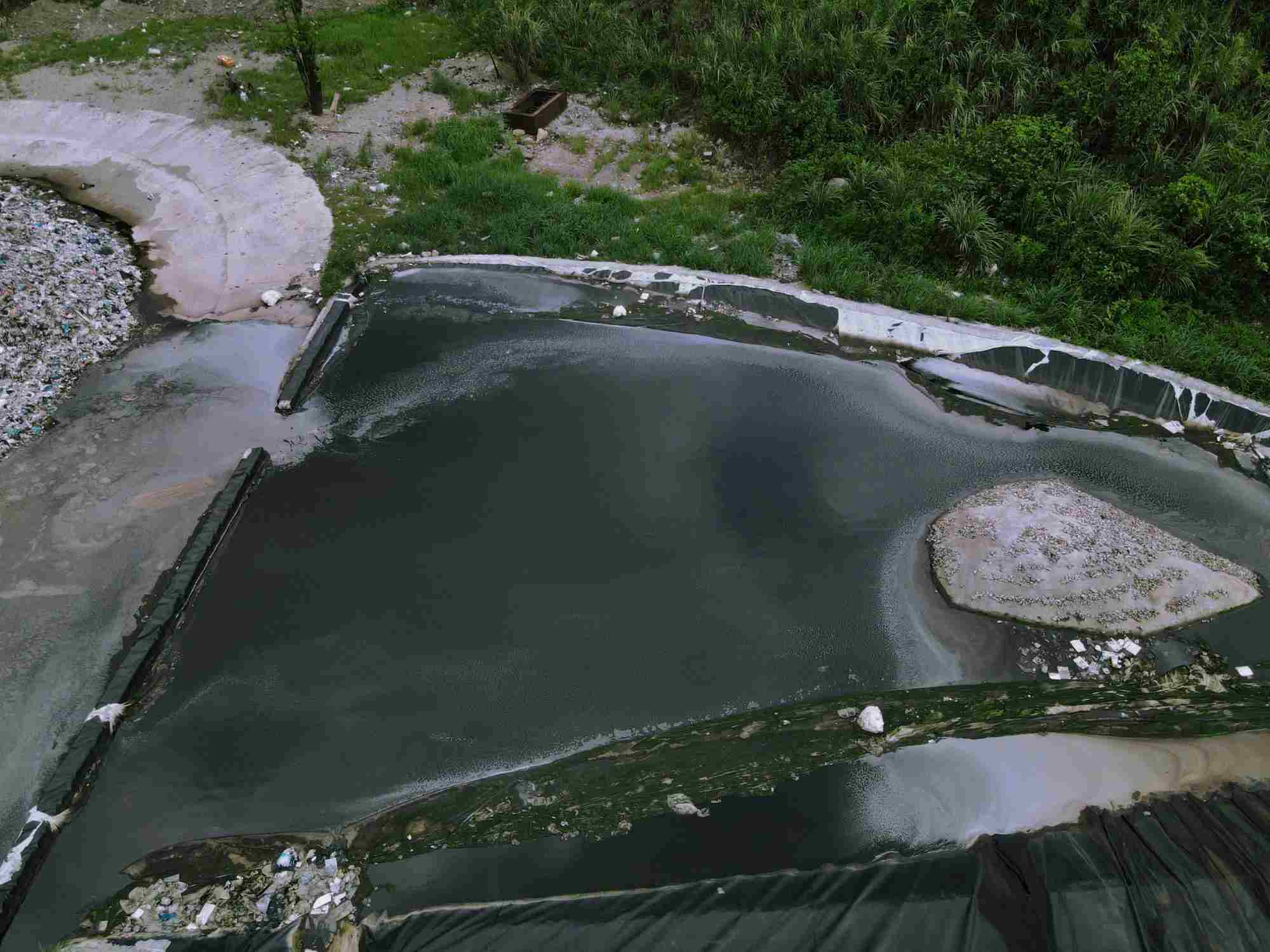 クエンコー渓谷の埋め立て地からの廃水は内部の道路エリアに流れ込み、悪臭を放ちます。写真: グエン・チュオン