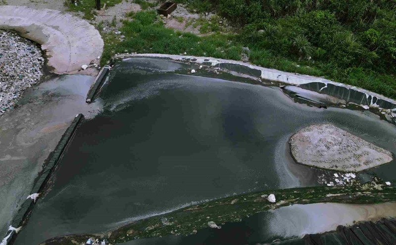 Wastewater from the Quen Kho valley landfill flows into the internal road area, giving off a foul smell. Photo: Nguyen Truong