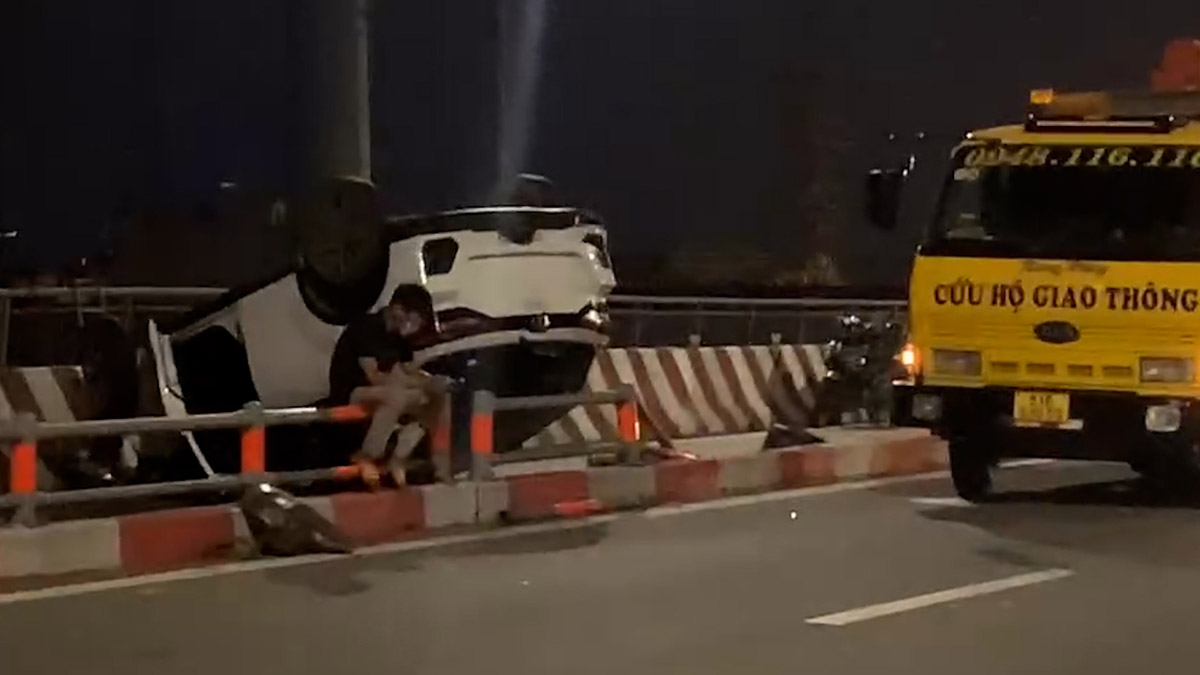ホーチミン市のビンロイ橋で車が横転し、運転手が重体となった事故を捜査中.