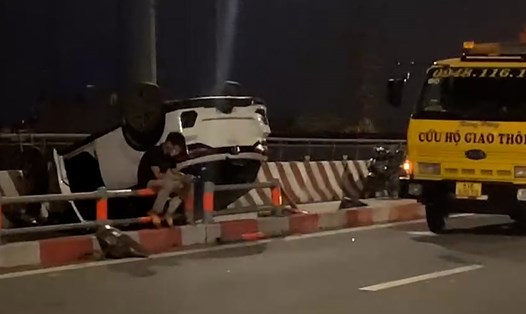 Điều tra vụ tai nạn trên cầu Bình Lợi ở TPHCM khiến ôtô lật ngửa, tài xế nguy kịch.