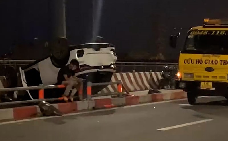 Investigation into the accident on Binh Loi bridge in Ho Chi Minh City that caused the car to flip over, the driver is in critical condition.