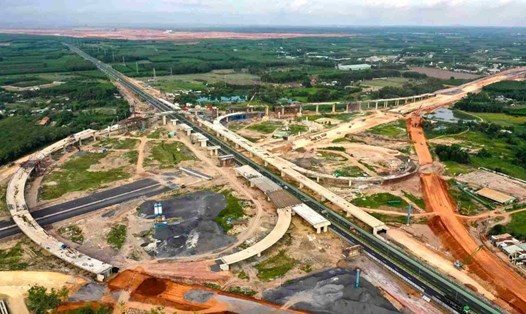 Thi công nút giao cao tốc Biên Hòa - Vũng Tàu với cao tốc TPHCM - Long Thành. Ảnh: Anh Tú