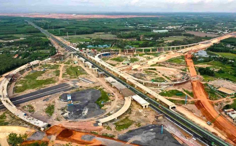 Construction of the Bien Hoa - Vung Tau expressway interchange with the Ho Chi Minh City - Long Thanh expressway. Photo: Anh Tu