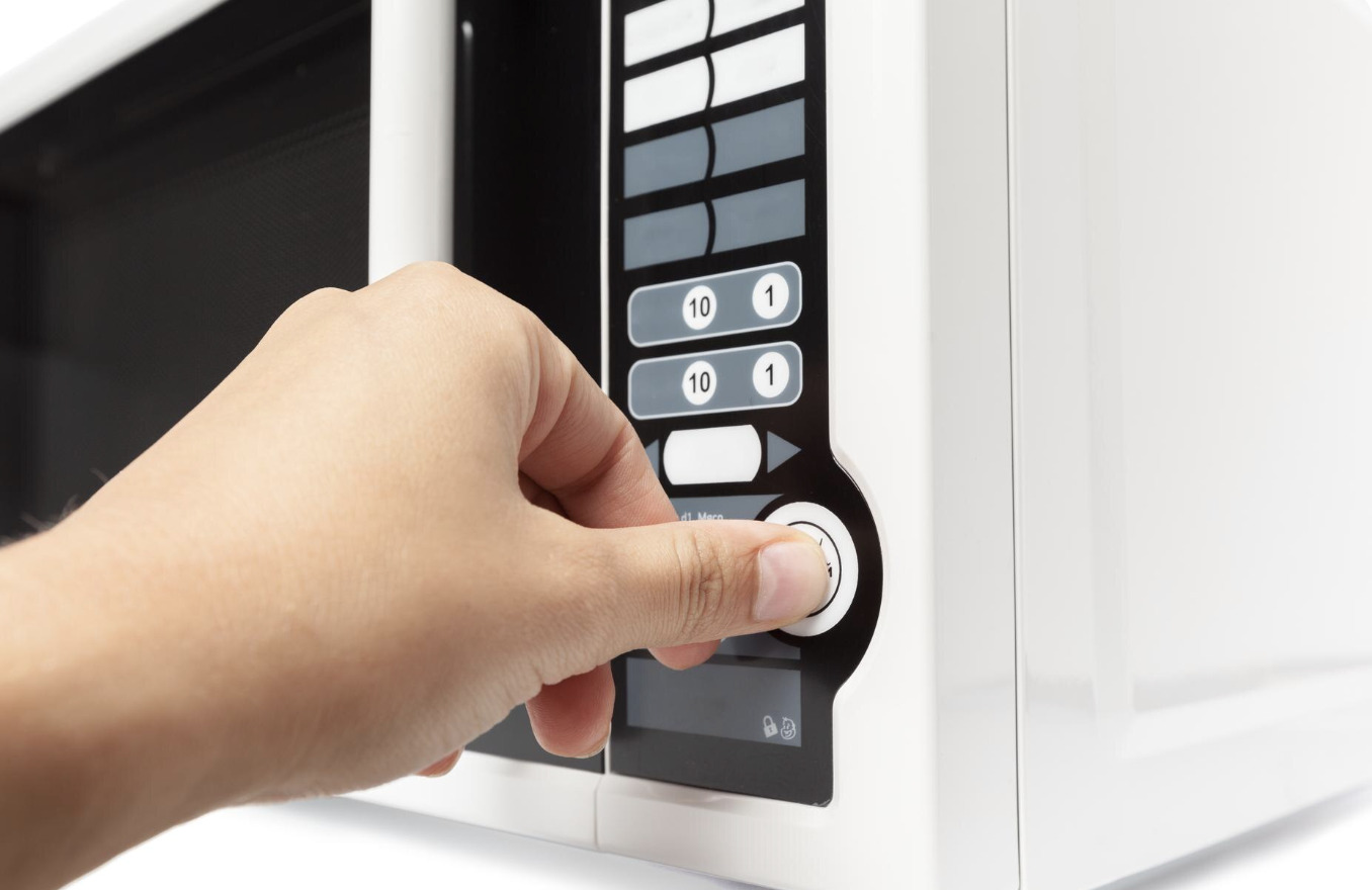 How do microwaves cook food? Photo: Thuy Duong