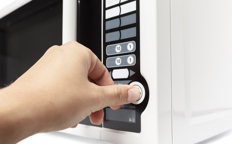 How do microwaves cook food? Photo: Thuy Duong