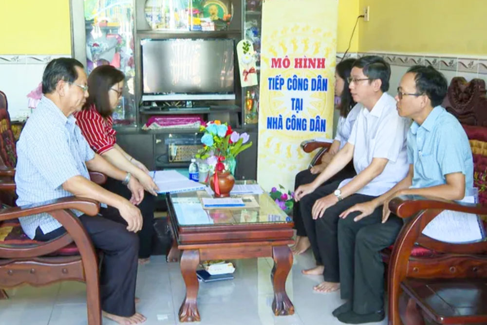 The leaders of Phu Loi ward (Can Tho city) recorded complaints at people's homes. Photo: Phu Loi Ward Party Committee