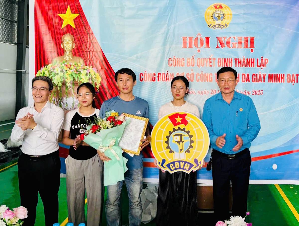 The Party Committee of Vinh Bao Commune and the Hai Phong City Labor Federation presented flowers to the Executive Committee of the Trade Union of Minh Dat Shoes Company Limited. Photo: Nguyen Hung