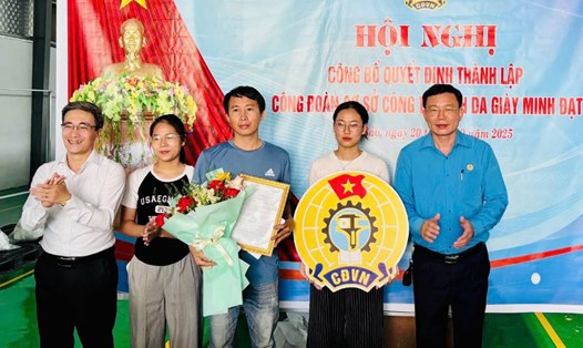 Đại diện Đảng ủy xã Vĩnh Bảo và LĐLĐ TP Hải Phòng tặng hoa chúc mừng Ban Chấp hành Công đoàn Công ty TNHH Da giày Minh Đạt. Ảnh: Nguyễn Hương