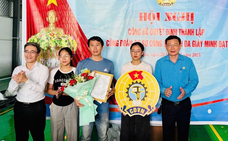 El delegado del Comite del Partido de la comuna de Vinh Bao y la Federacion Laboral de la ciudad de Hai Phong entregan flores de felicitacion al Comite Ejecutivo del Sindicato de Minh Dat Footwear Co. Ltd. Foto: Nguyẽn Huong