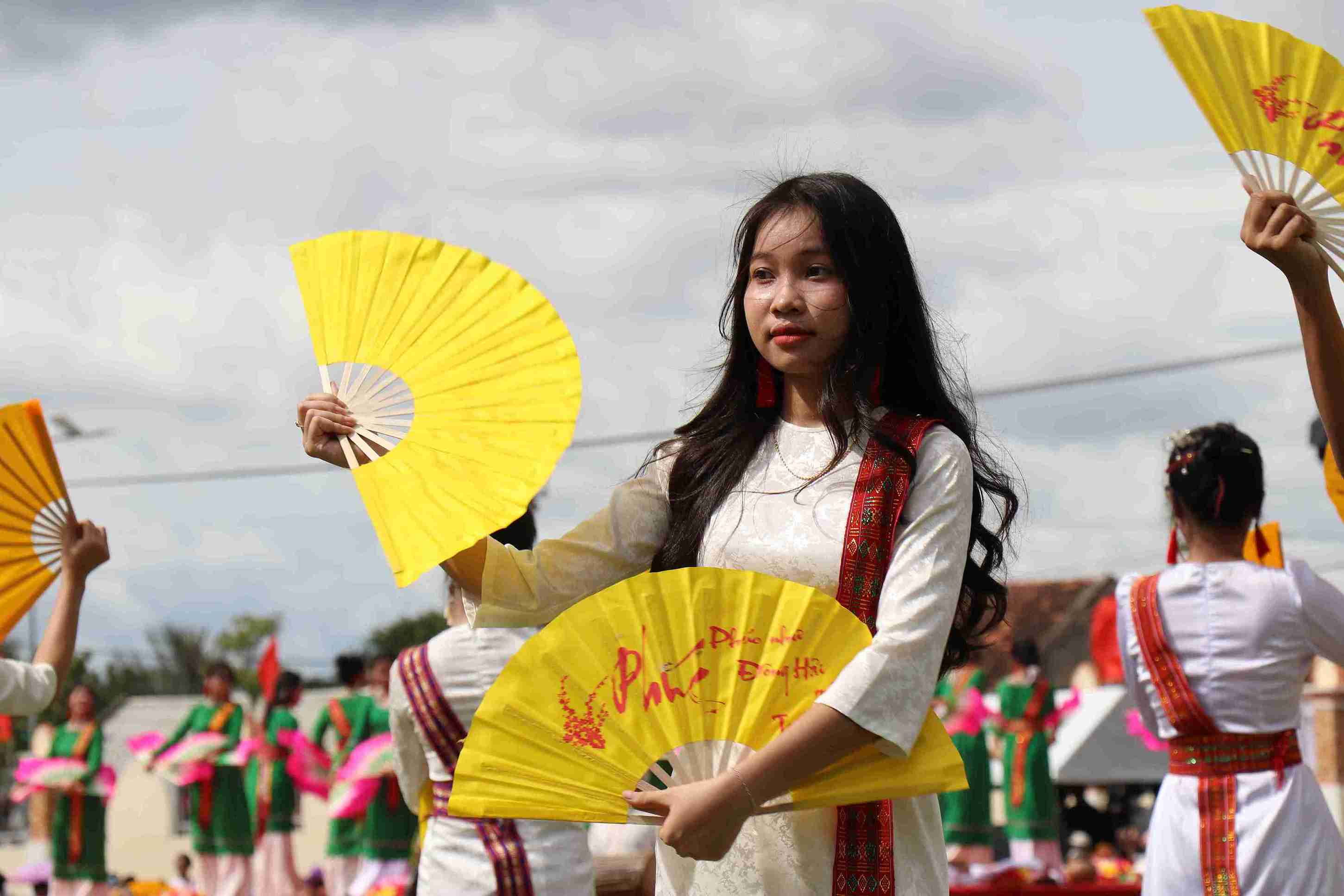 Du khach va nguoi dan theo doi cac tiet muc bieu dien cua co gai trong trang phuc nguoi Cham. Anh: Huu Long