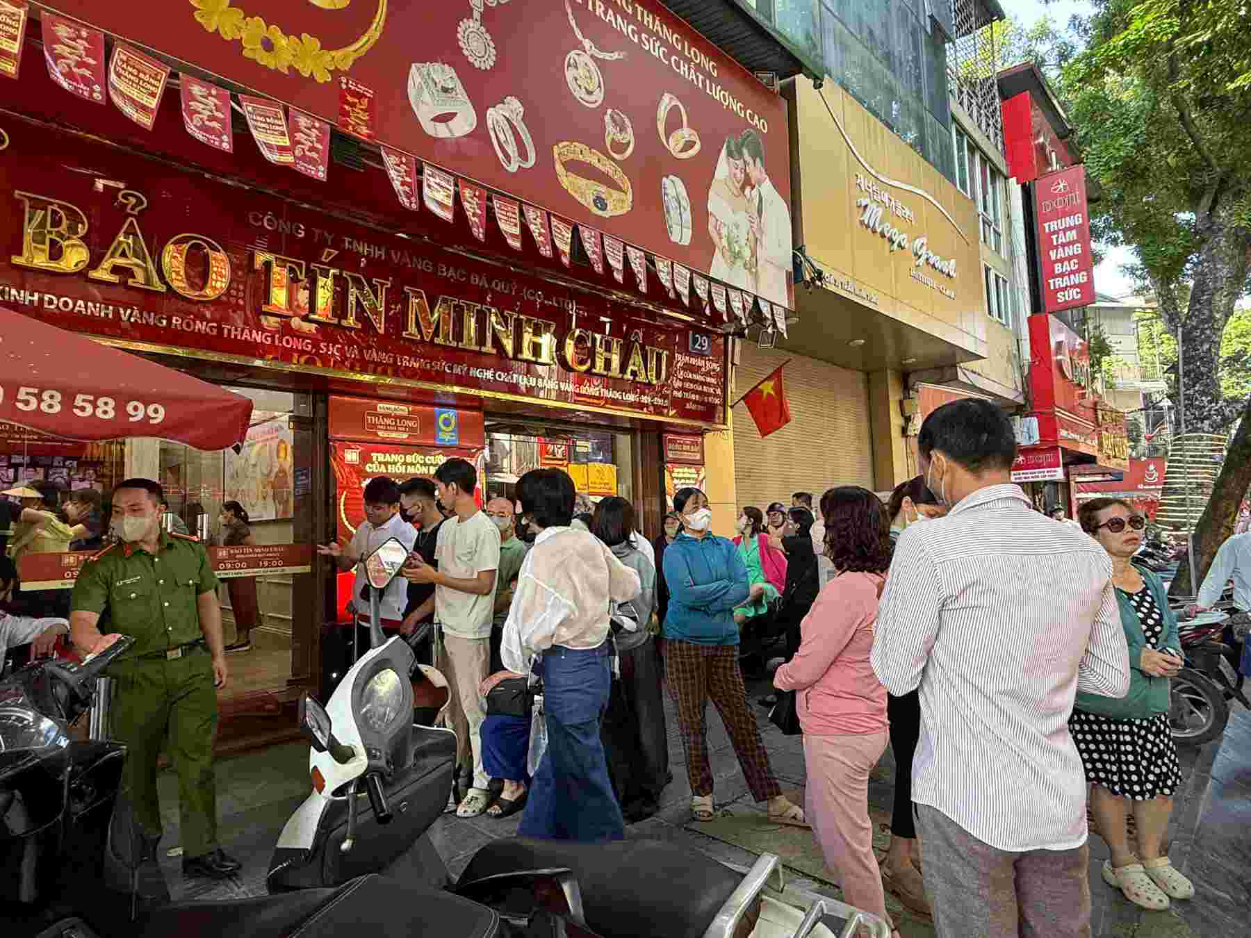 Domestic gold prices have increased, but many people are still lining up to buy. Photo: Phan Anh