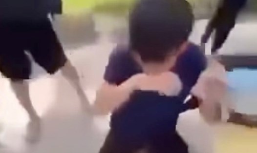 Nam sinh bị bắt quỳ, liếm biển số xe máy, một kiểu bạo lực học đường vừa hành hung vừa hạ nhục Ảnh: Cắt từ clip