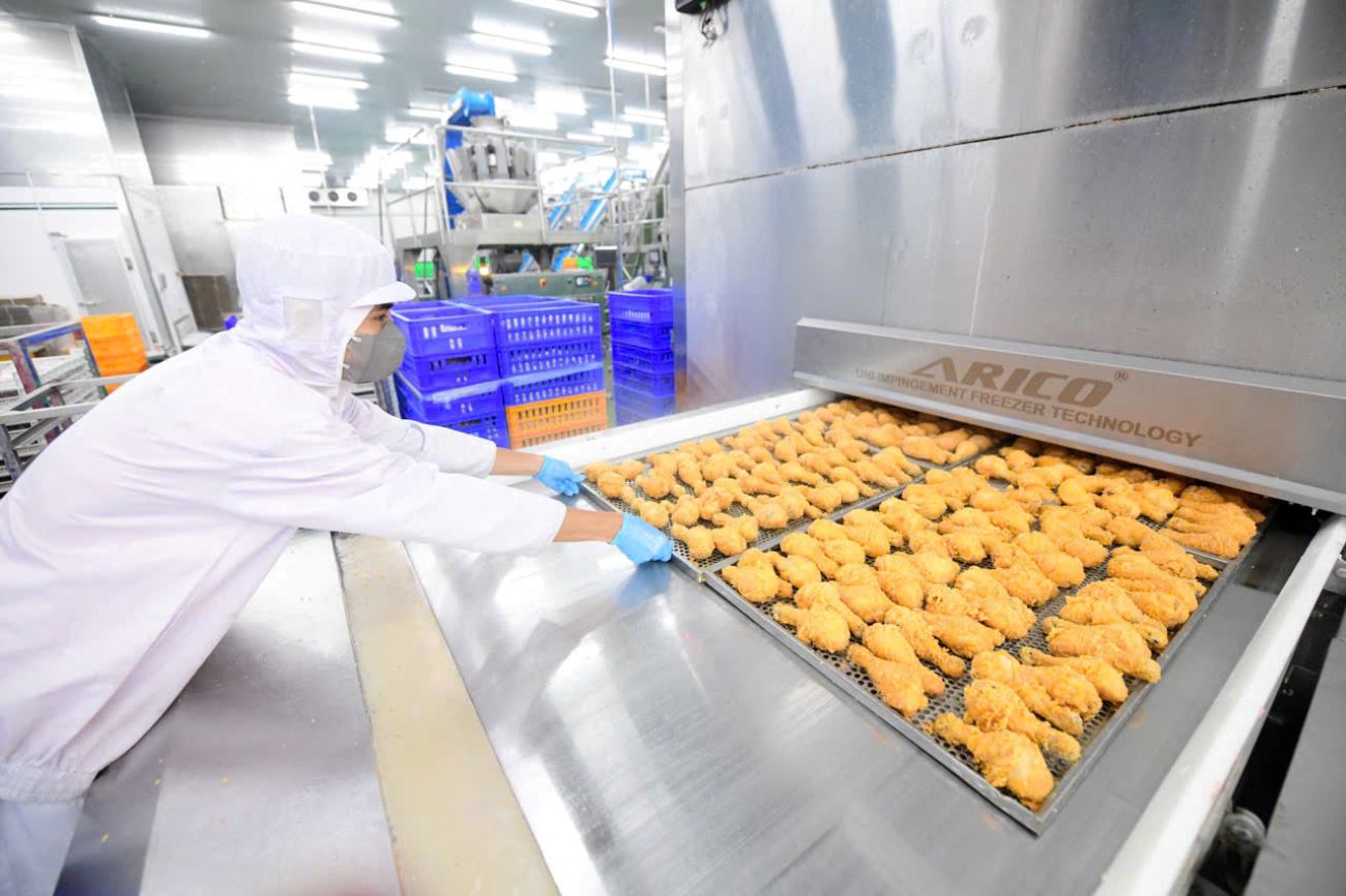 Ben trong day chuyen san xuat xuc xich cua LC Foods. Anh: LC Foods