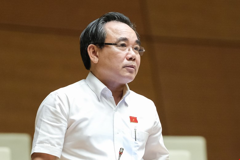 Delegate Le Huu Tri (Khanh Hoa Delegation) said that the high price of gold and real estate is cause for concern. Photo: Pham Dong