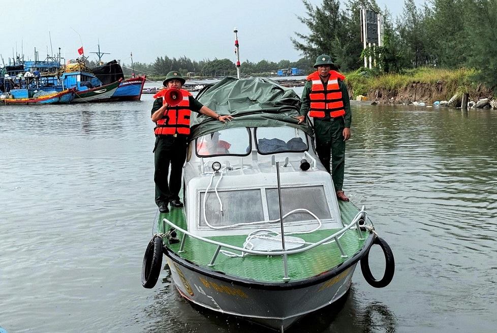 Luc luong bien phong keu goi tau thuyen tim noi tru an an toan truoc bao so 12. Anh: Khanh Toan