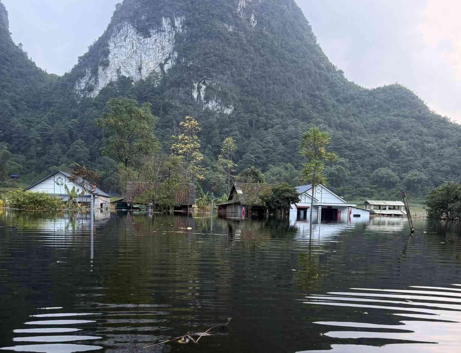 Hon 20 ngay sau bao, nuoc lu van khien xom Lung Phay ngap sau. Anh: Thanh Luan